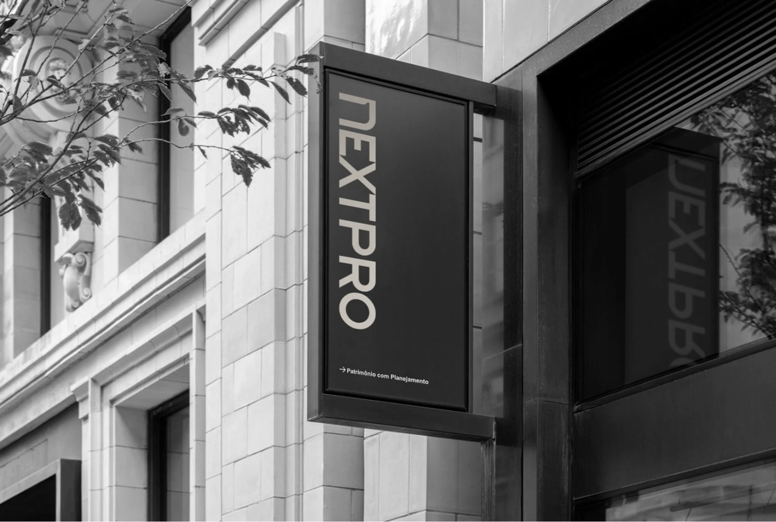 Sinalização externa com a marca NEXTPRO